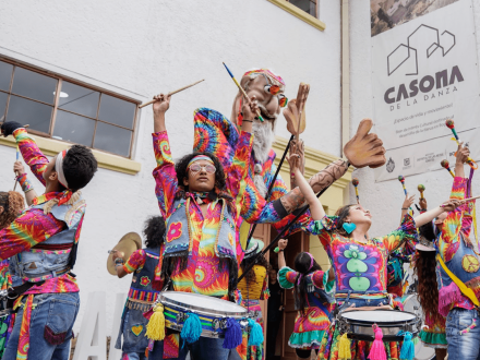 Comparsa danzante en La Casona de la Danza