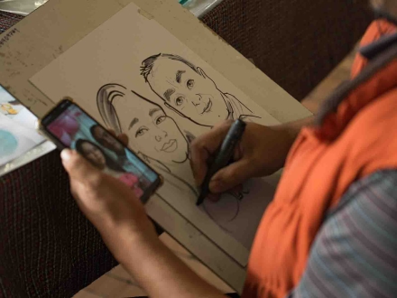 persona dibujando en un cuaderno