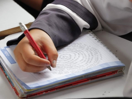 escribiendo en un cuaderno