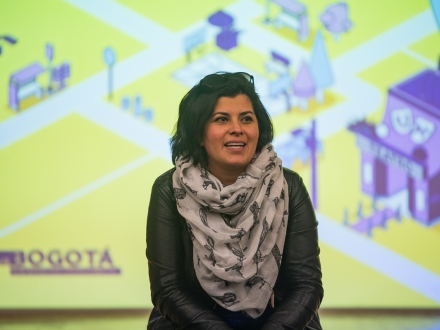 mujer dando charla en el lanzamiento del portafolio del la linea de sostenibilidad 