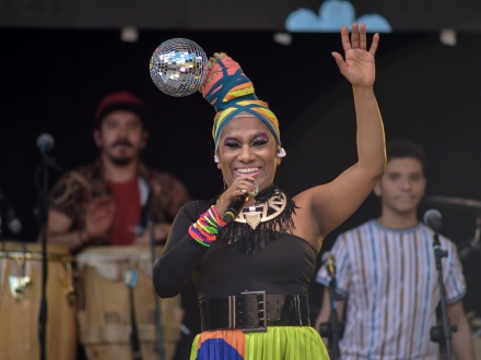 Mujer afrocolombiana cantando