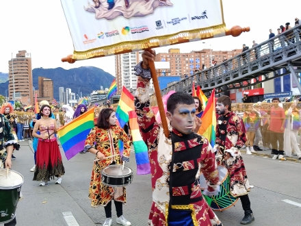 persona comunidad lgbti en marcha con la bandera de su comunidad
