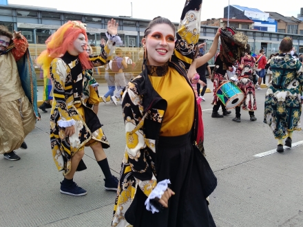 mujer bailando en marcha lgbti
