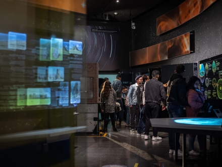 Personas caminando por el museo del Planetario 