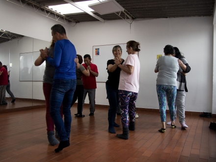 Un grupo de personas adultas aprenden a bailar tango. Fotografía Cristian Martínez