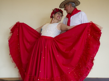 pareja de la tercera edad bailando