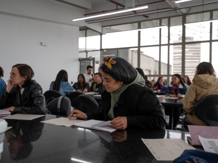 mujer escribiendo