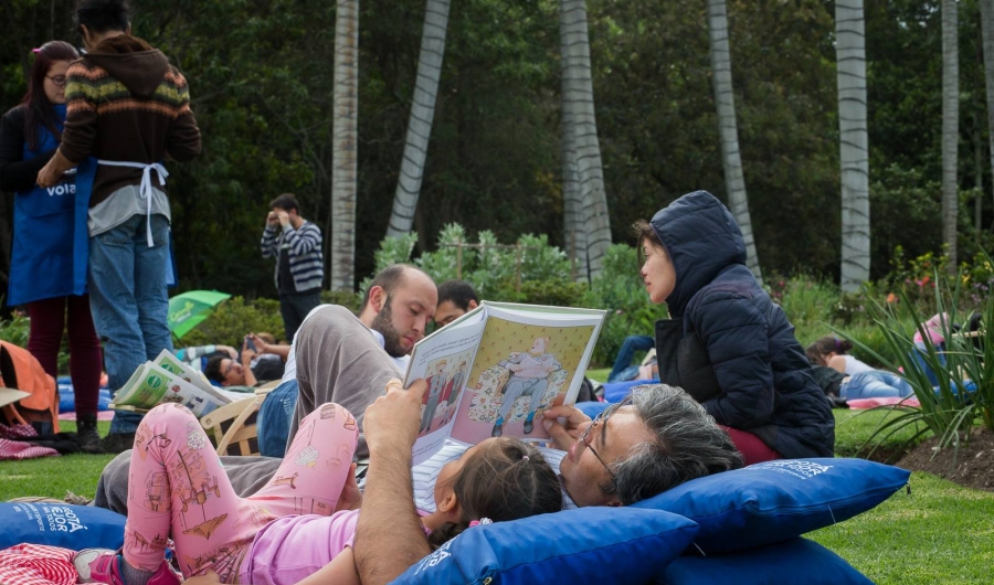Lectores al aire libre