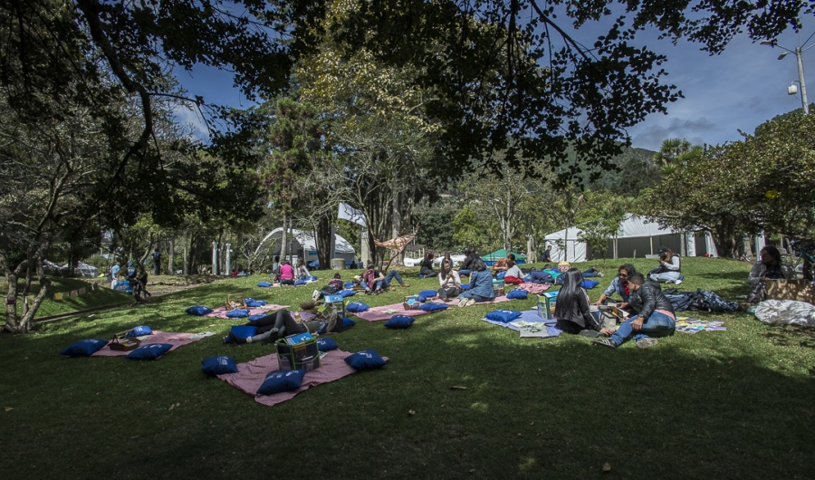 Lectores al aire libre