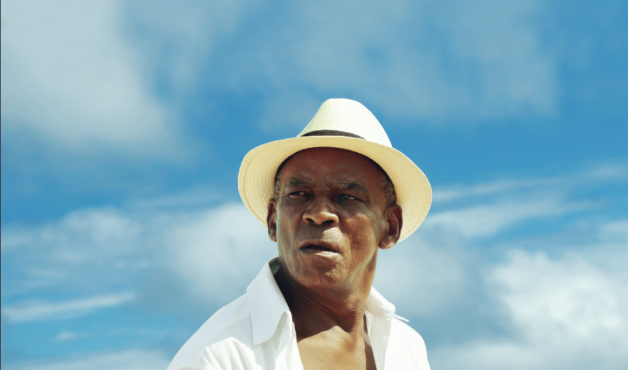 Antonio Pitanga con fondo de cielo azul
