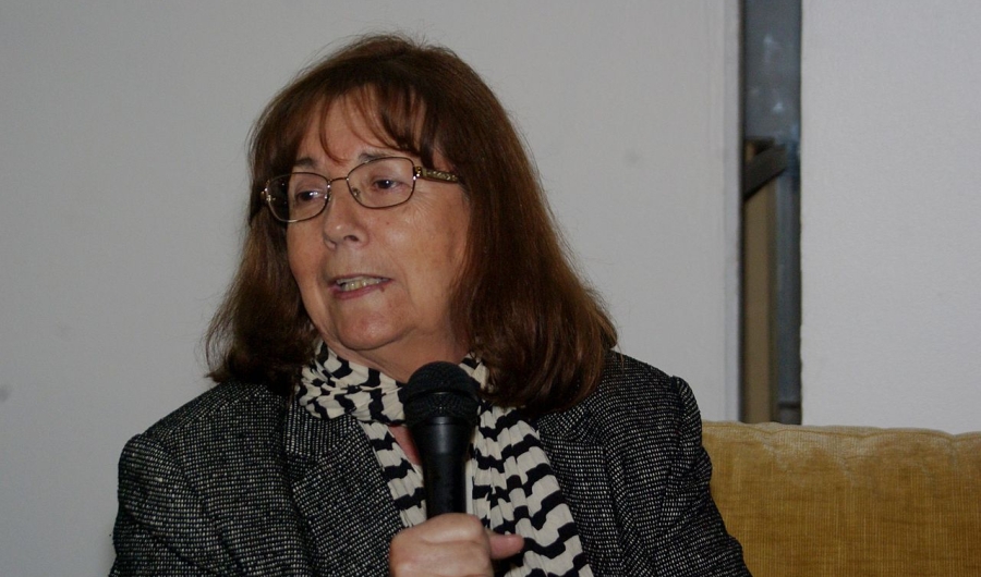 Imagen de María Teresa Ruiz dando una entrevista en la Feria Internacional de Libro de Santiago, foto de Wikimedia Commos de Rodrigo Fernández