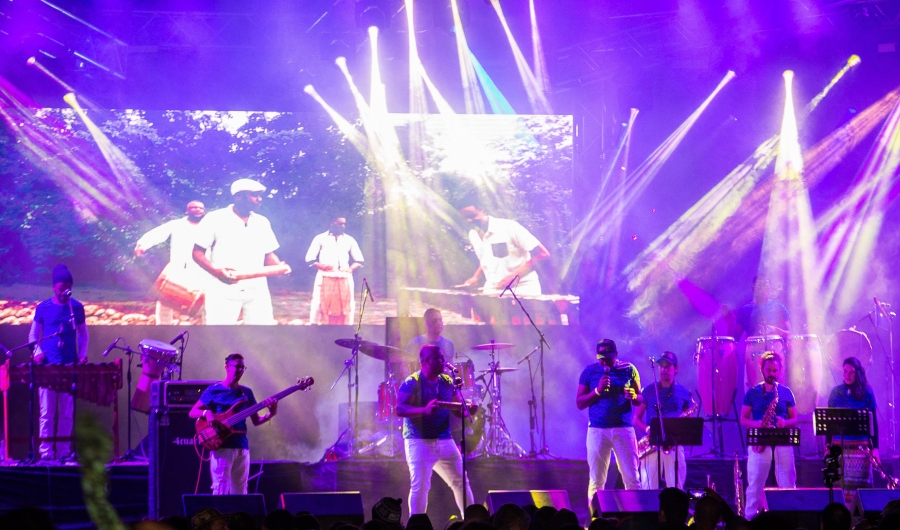 Musicos y luces en el escenario durante el Festival Colombia al Parque