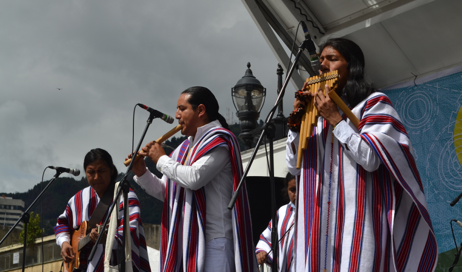 Musicos indígenas en escena