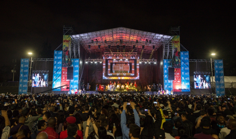 Escenario iluminado durante un Festival Salsa al Parque 
