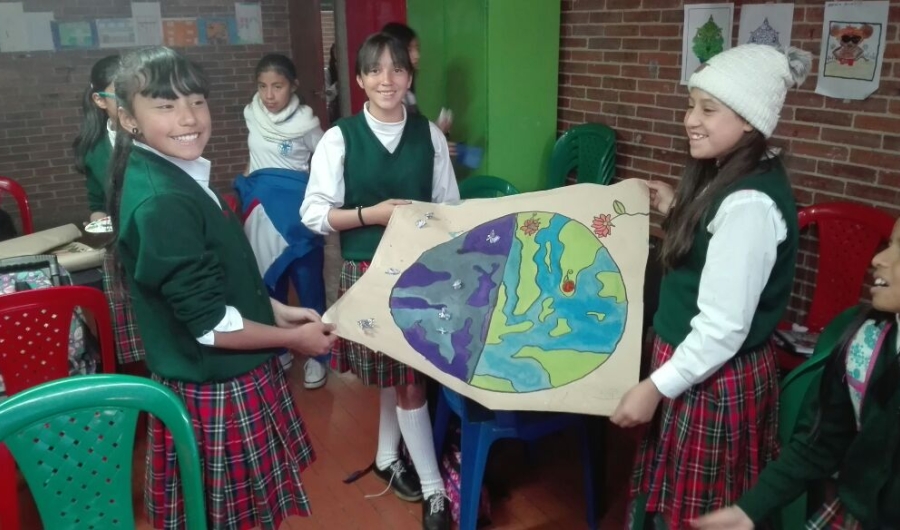 Niños que hacen parte de la exposición Crónicas de la tierra