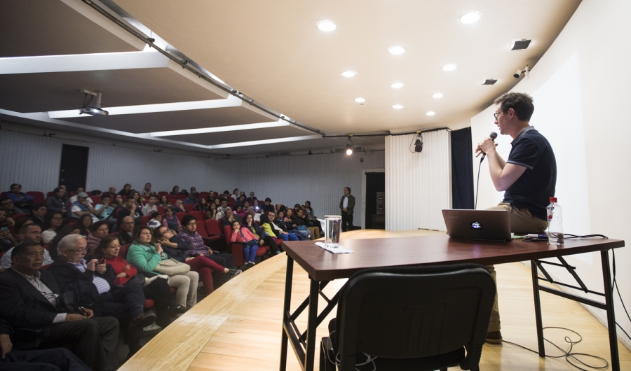Persona dando una conferencia