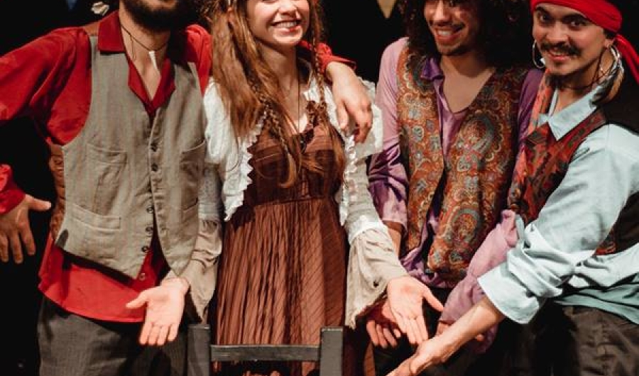 Actores en escena vestidos como gitanos