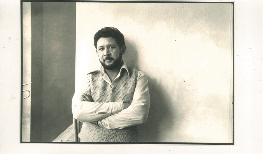 Jaime Manrique posando para la cámara en su juventud