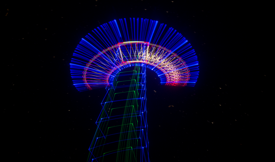 Proyección de luces de colores sobre fondo negro