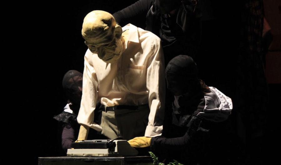 Personaje con máscara de viejo en el es escenario