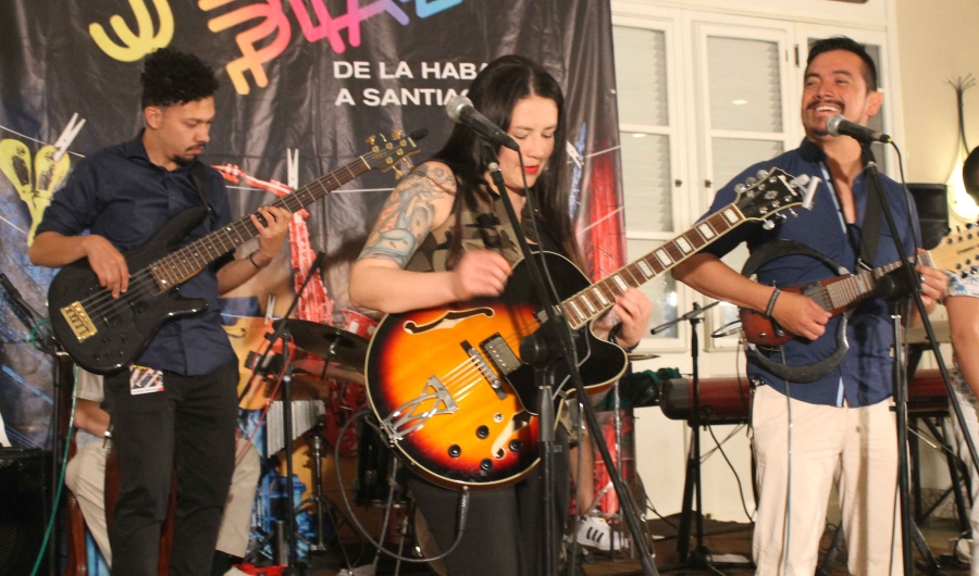 Musicos con instrumentos en escena