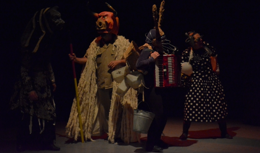 Cuatro personajes en escena con atuendos de animales y personas