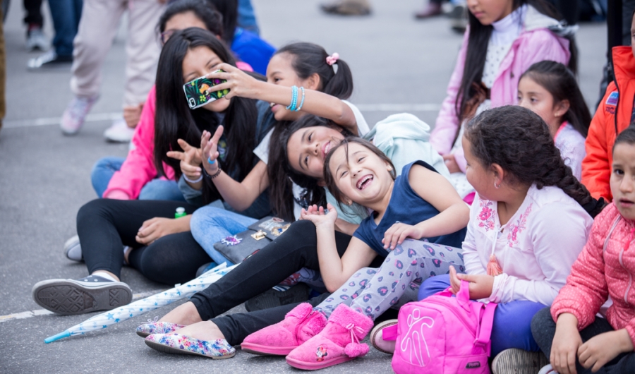 Niños disfrutando de actividades recreativas al aire libre