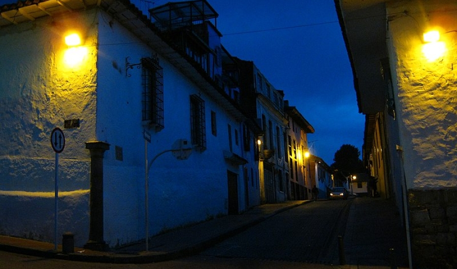 Imágen de barrio colonial bogotano en la noche de León Keller - Wikimedia Commons