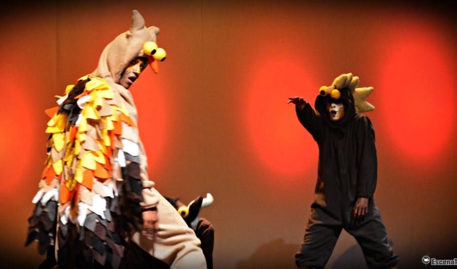 Artistas disfrazados en el escenario