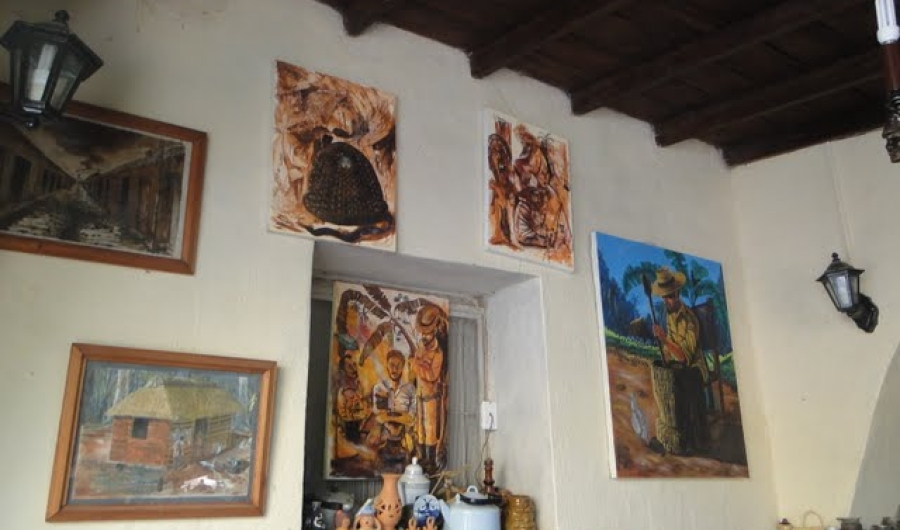 Cuadros expuestos en una tienda de arte en Cuba - Foto Wikimedia Commons