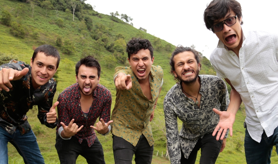 Hombres posando para la cámara en un espacio verde de montaña