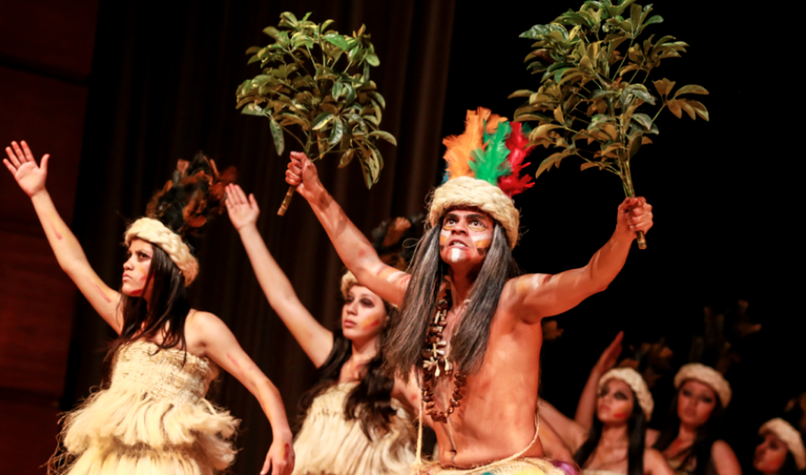 Bailarines en traje típico en el escenario