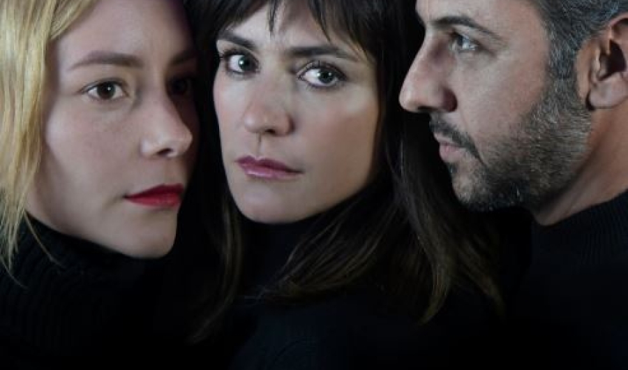Dos actrices y un actor posando para la cámara en primer plano