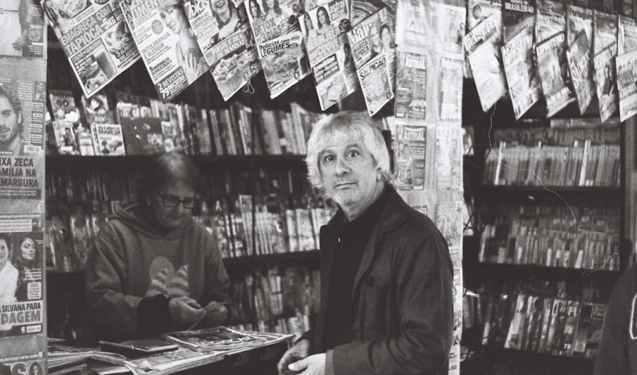 Lee Ranaldo en un puesto de revistas, foto en blanco y negro