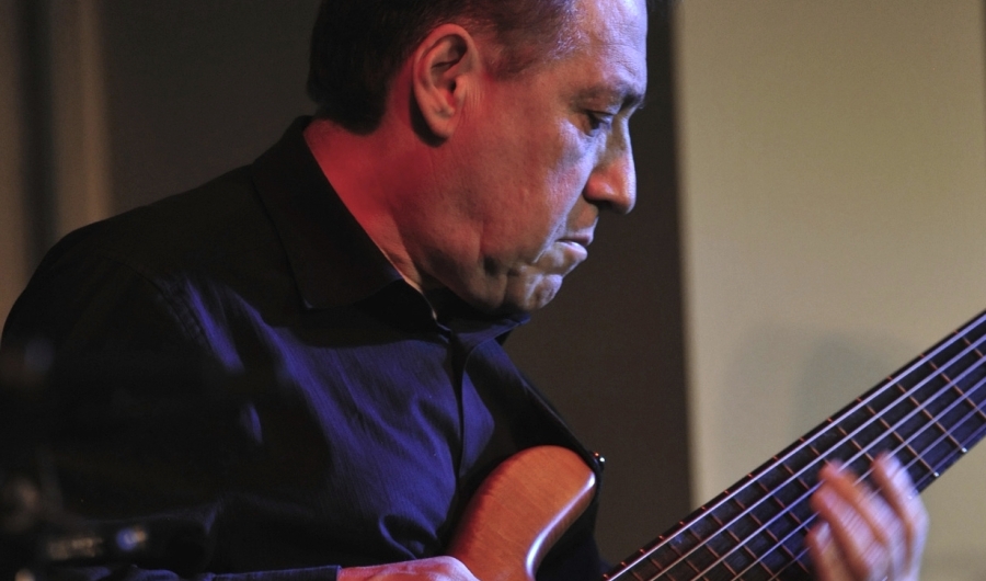 Oscar Stagnaro tocando la guitarra