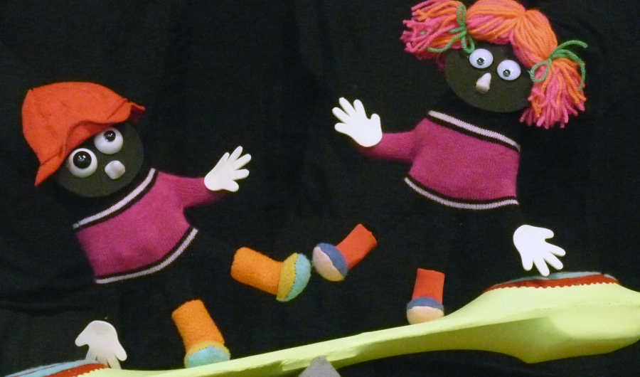 Títeres de negro y fucsia