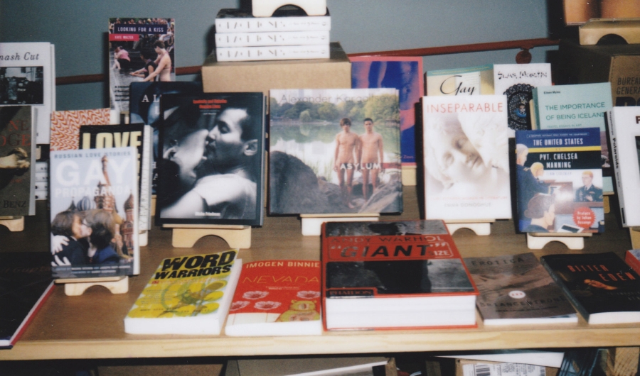Literatura gay en un estante