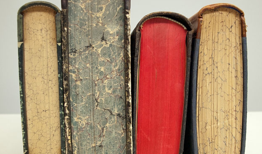 Libros viejos puestos boca abajo