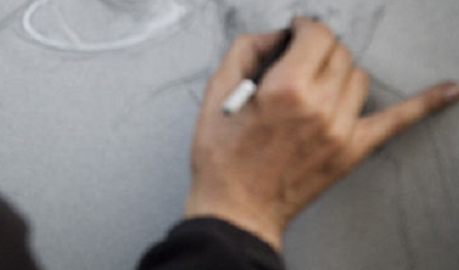 Mano dibujando sobre papel blanco