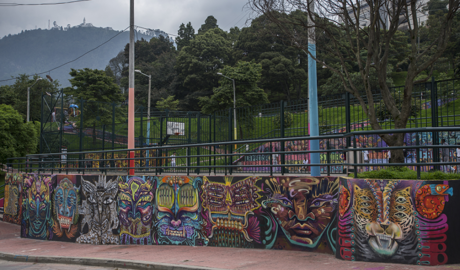 Pared de espacio verde pintada de colores