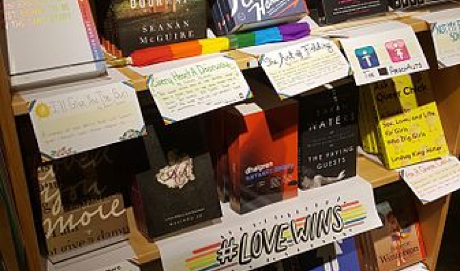 Libros LGBT en la librería Powell's Books, de Portland, Oregon. Fotografía de Wikimedia Commons. 