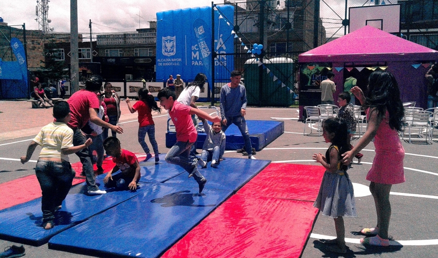 Jóvenes y niños participando de una actividad al aire libre