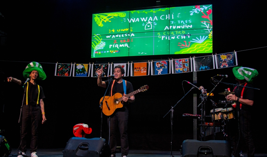 Hombres con instrumentos en el escenario