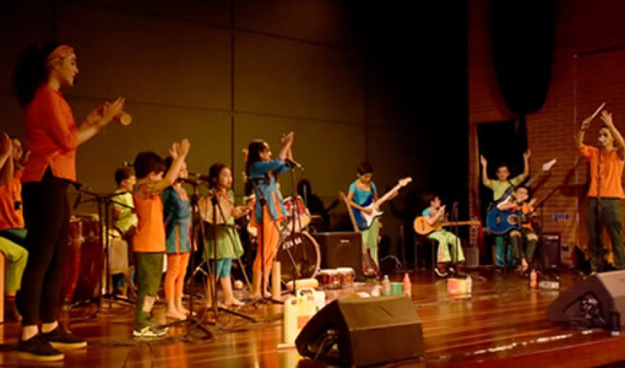Grupo de adultos y niños en el escenario