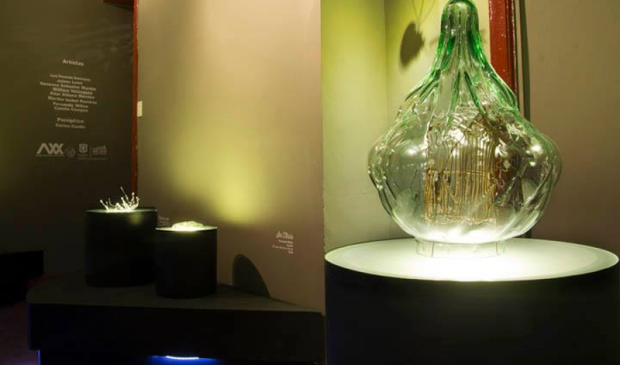 Espacio de museo con figura de vidrio