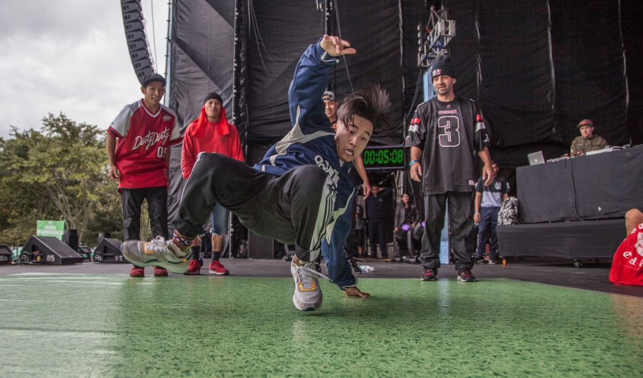 bailarines de break dance en escena