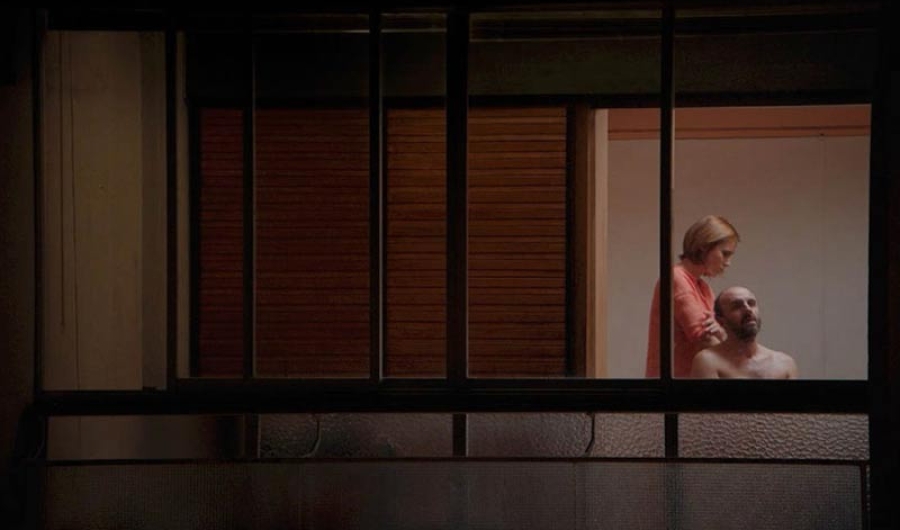 Hombre y mujer a través de una ventana