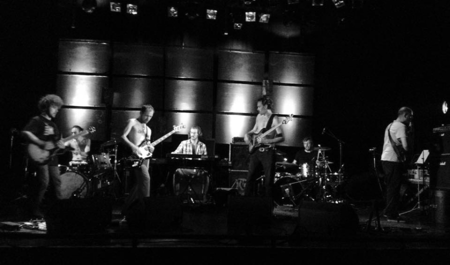 Músicos en escena en fotografía blanco y negro