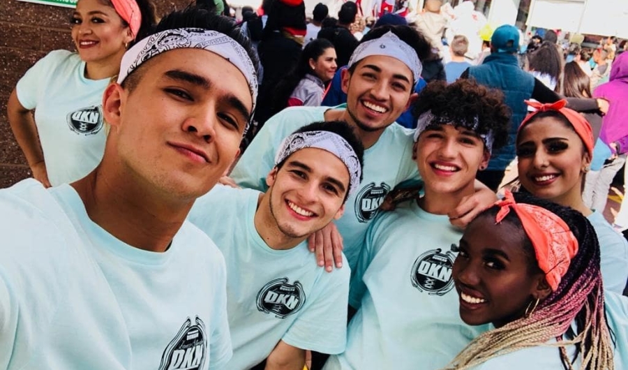 Grupo de jovenes posando para la cámara