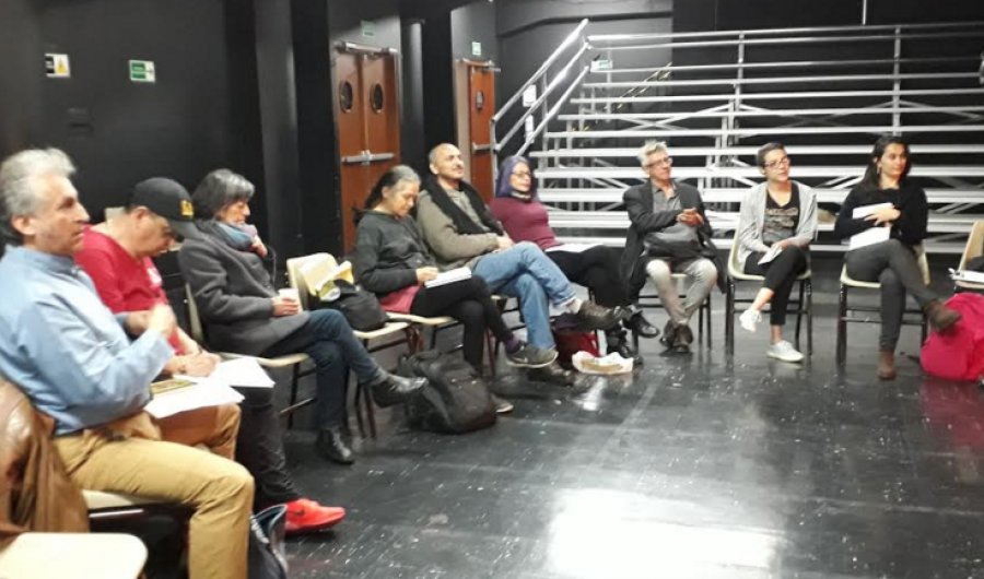 Personas participando en una actividad informativa